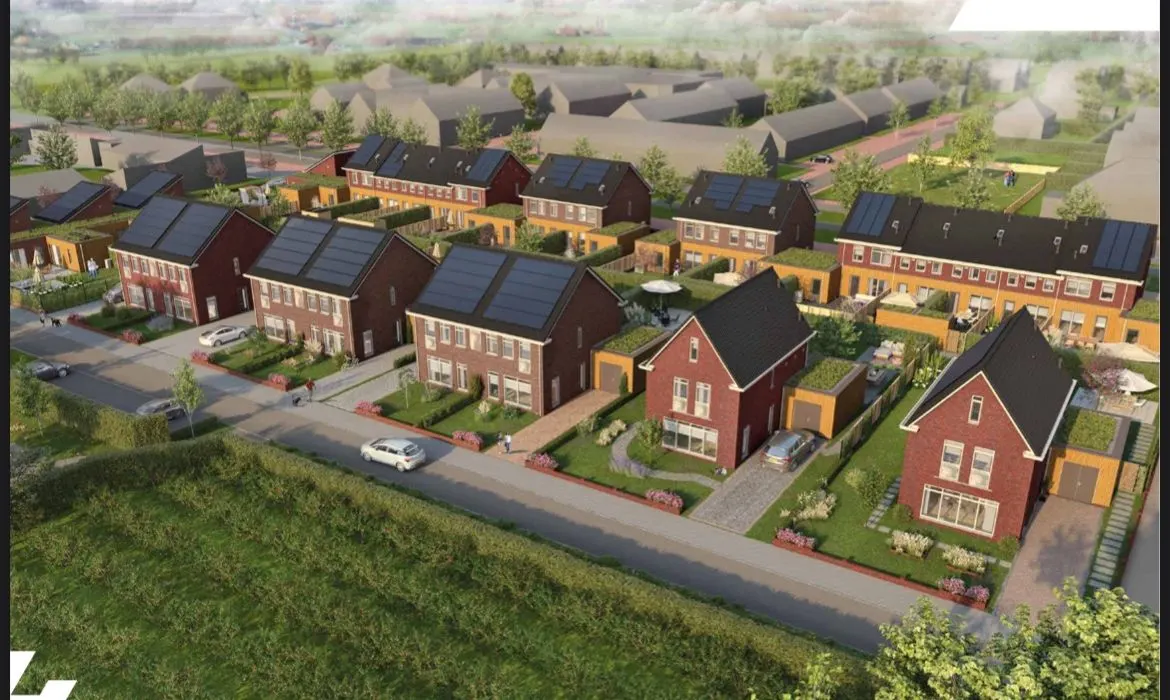 De woningen van Het Vaandel in Herwijnen, rijen en vrijstaande huizen met zonnepanelen op de daken en tuinen ertussen